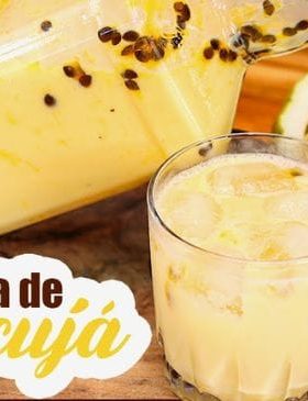 Batida de Maracujá com chocolate branco em garrafa decorada com sementes de maracujá.