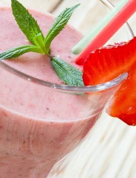 Batida de vinho com morango servida em taça decorada