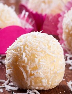 Beijinho de leite Ninho enrolado e passado no Leite Ninho