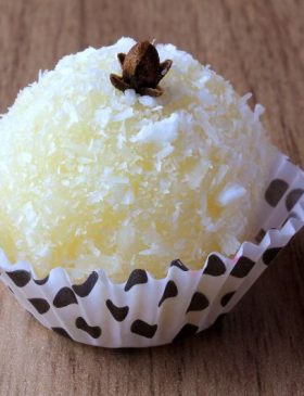 Beijinho doce tradicional decorado com cravo-da-índia em forminhas coloridas.