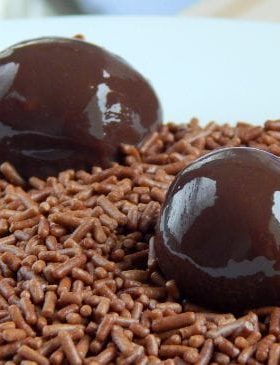 Brigadeiro sem manteiga enrolado e coberto com granulado