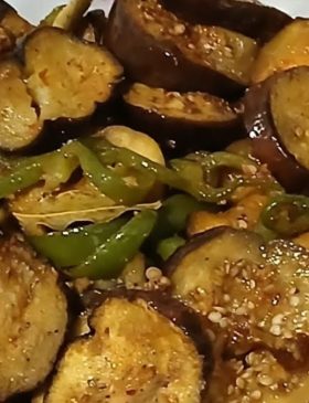 Berinjela ao forno simples dourada e temperada