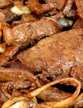 Bife de fígado acebolado com cebolas douradas em frigideira