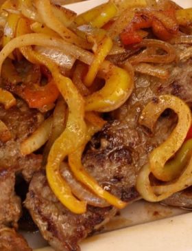 Bife acebolado com pimentão colorido e cebola dourada