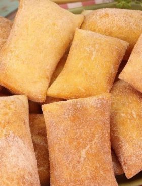 Bolinho Sapo Perfeito com Café crocante e dourado