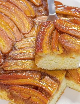 Bolo de banana caramelizada fofinho com bananas douradas