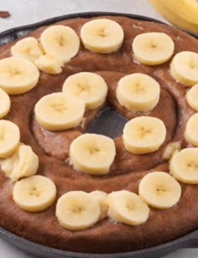 Bolo de banana na frigideira servido em fatias