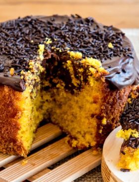 Bolo de cenoura na Airfryer com cobertura de chocolate