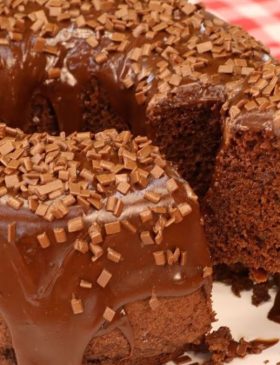 Bolo de Chocolate Rápido e Fácil com cobertura de brigadeiro mole