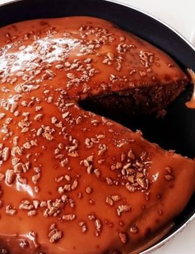 Bolo de chocolate na frigideira com cobertura de ganache