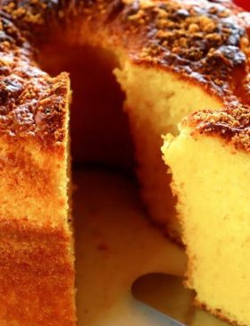 bolo de fubá úmido e fofinho caseiro servido em fatias