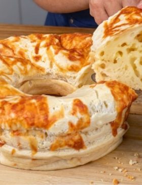 Bolo pão de queijo fofinho e dourado com queijo derretido
