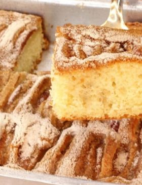 Bolo de maçã com iogurte cobertura de açúcar e canela
