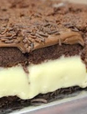 Bolo Gelado de Chocolate com cobertura cremosa e granulado