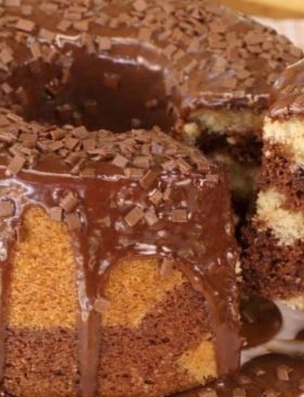 Bolo mesclado sem ovos fofinho com cobertura de chocolate