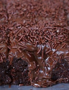 Bolo Nega Maluca com cobertura de brigadeiro