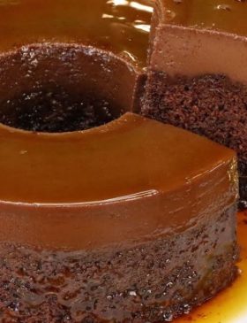 Bolo pudim de chocolate com calda de caramelo