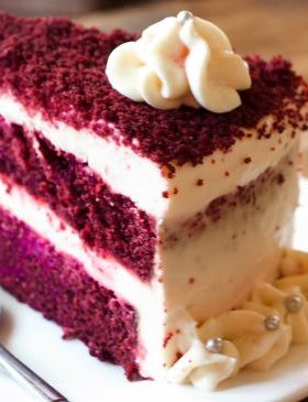 Bolo Red Velvet com Beterraba com cobertura de cream cheese decorado.