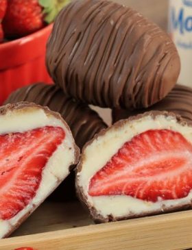 Bombom de morango coberto com chocolate, pronto para servi