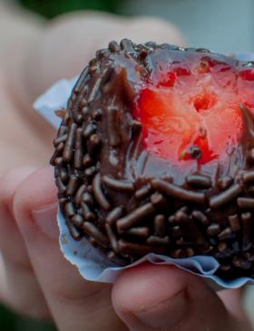 Brigadeiro com morango enrolado em granulado, pronto para servir