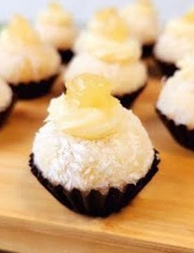 Brigadeiro de abacaxi com coco enrolado em coco ralado