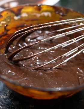 Brigadeiro de colher cremoso em uma tigela, pronto para servir