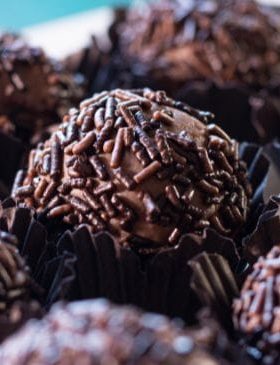 Brigadeiro de Nutella enrolado e coberto com granulado