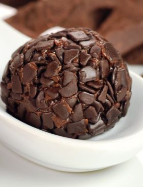 Brigadeiro gourmet enrolado em granulado, pronto para servir