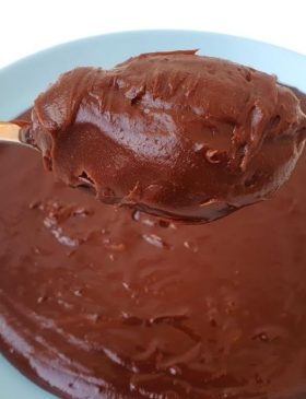 Brigadeiro sem manteiga enrolado e coberto com granulado