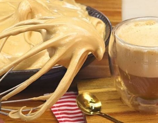 Receita de Café Cremoso na Batedeira Fácil e Delicioso Café cremoso na batedeira servido em xícara branca com leite quente
