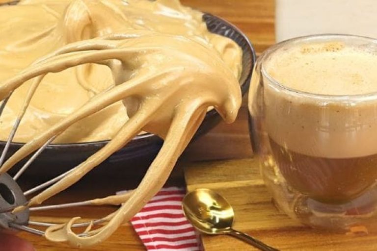 Receita de Café Cremoso na Batedeira Fácil e Delicioso Café cremoso na batedeira servido em xícara branca com leite quente