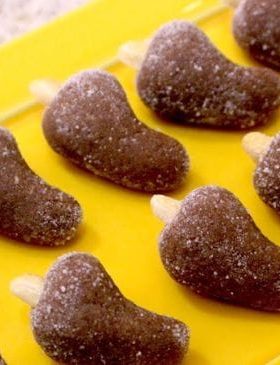 Cajuzinho tradicional coberto com açúcar e decorado com amendoim