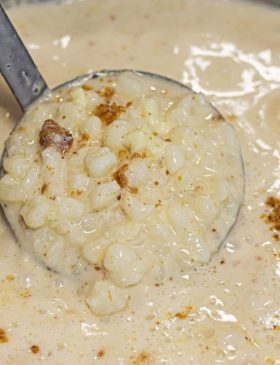 Canjica cremosa com paçoca servida em tigela