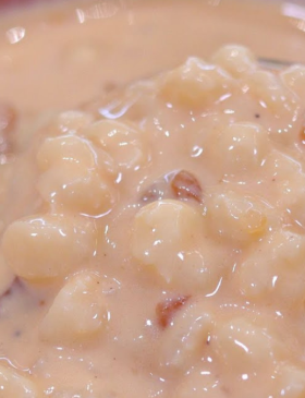 Canjica cremosa de doce de leite com amendoim servida em tigela