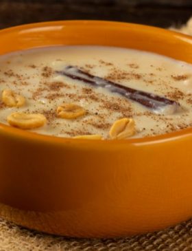 Canjica doce com amendoim - Receita tradicional brasileira de canjica com leite e amendoim.