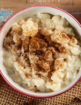 Canjica doce cremosa (Mungunzá) - Receita tradicional brasileira com milho, leite de coco e leite condensado.