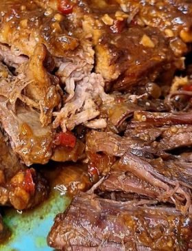 Carne de panela bem temperada feita na panela de pressão com molho encorpado