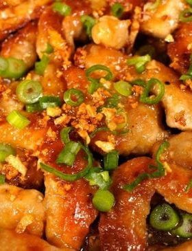 Carne de porco alho e óleo com alho crocante por cima