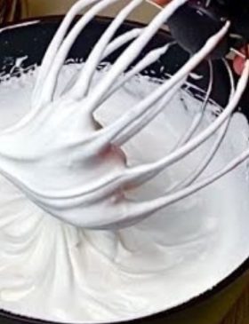 Chantilly caseiro firme e saboroso pronto para confeitar bolos e sobremesas