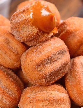 Churros caseiros fritos e polvilhados com açúcar e canela