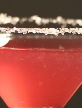 Taça de Cosmopolitan decorada com casca de laranja