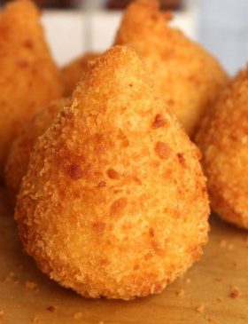 Coxinha com massa de batata dourada e recheio de frango