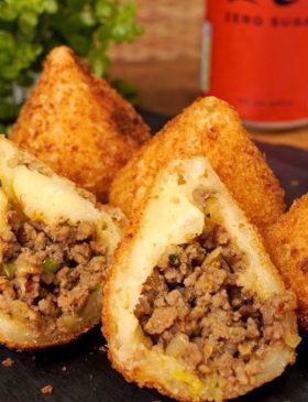 Coxinha com massa de mandioca sem farinha dourada e crocante