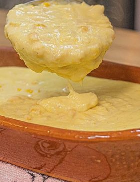 Creme de milho cremoso servido em tigela