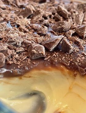 Creme gelado com chocolate branco e ganache de chocolate ao leite servido em taça