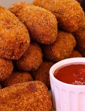 Croquete de carne moída dourado e crocante.