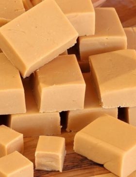 Doce de leite caseiro cremoso em forma retangular