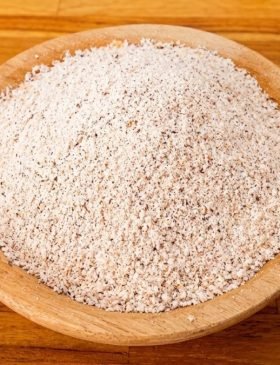 Farinha de coco caseira branquinha e soltinha dentro de um pote de vidro.