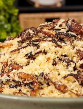 Farofa crocante de cebola servida em tigela rústica