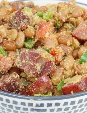 Feijão tropeiro com carne-seca, linguiça e farinha de mandioca.